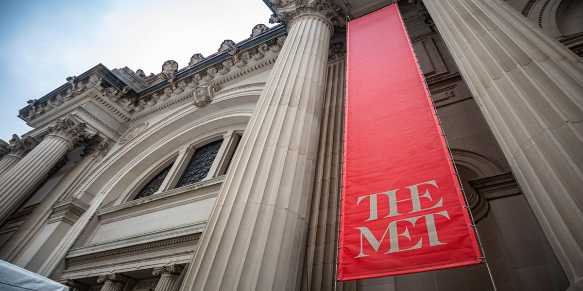 front view of The Metropolitan Museum of Art in New York City Rawf8 - stock.adobe.com